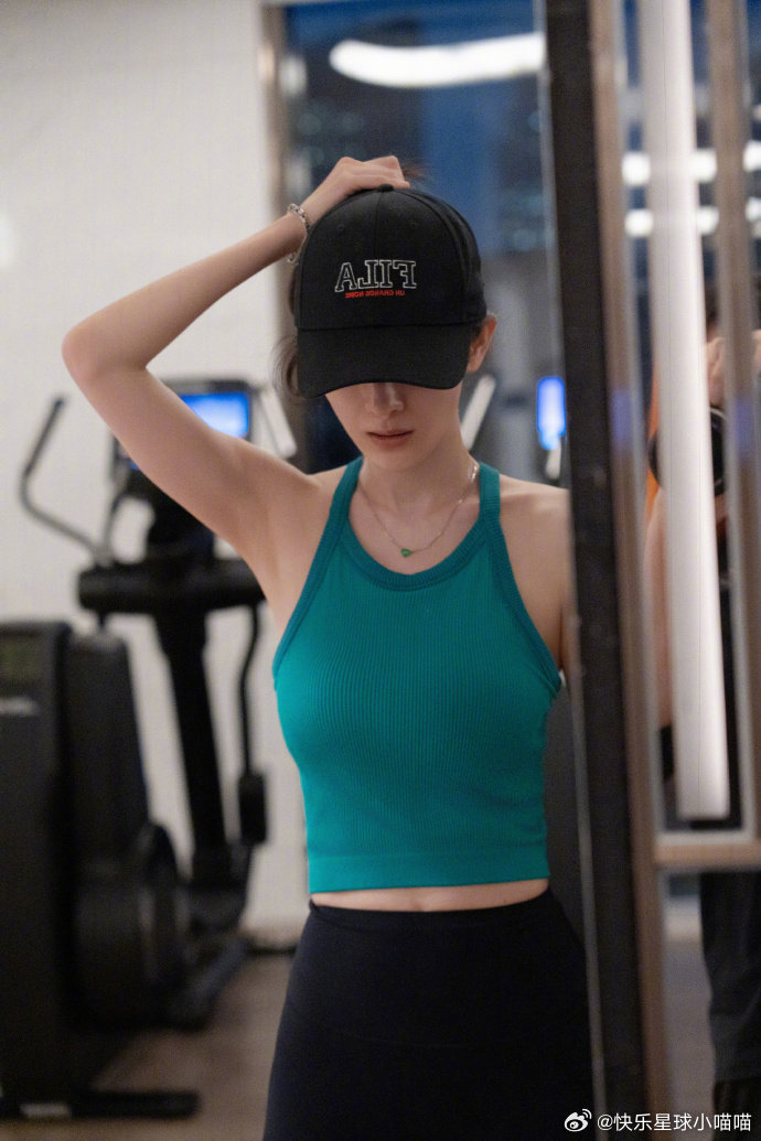 杨幂健身图素颜健身的杨幂好美，天生丽质+后天努力。素颜健身的杨幂 ​​​