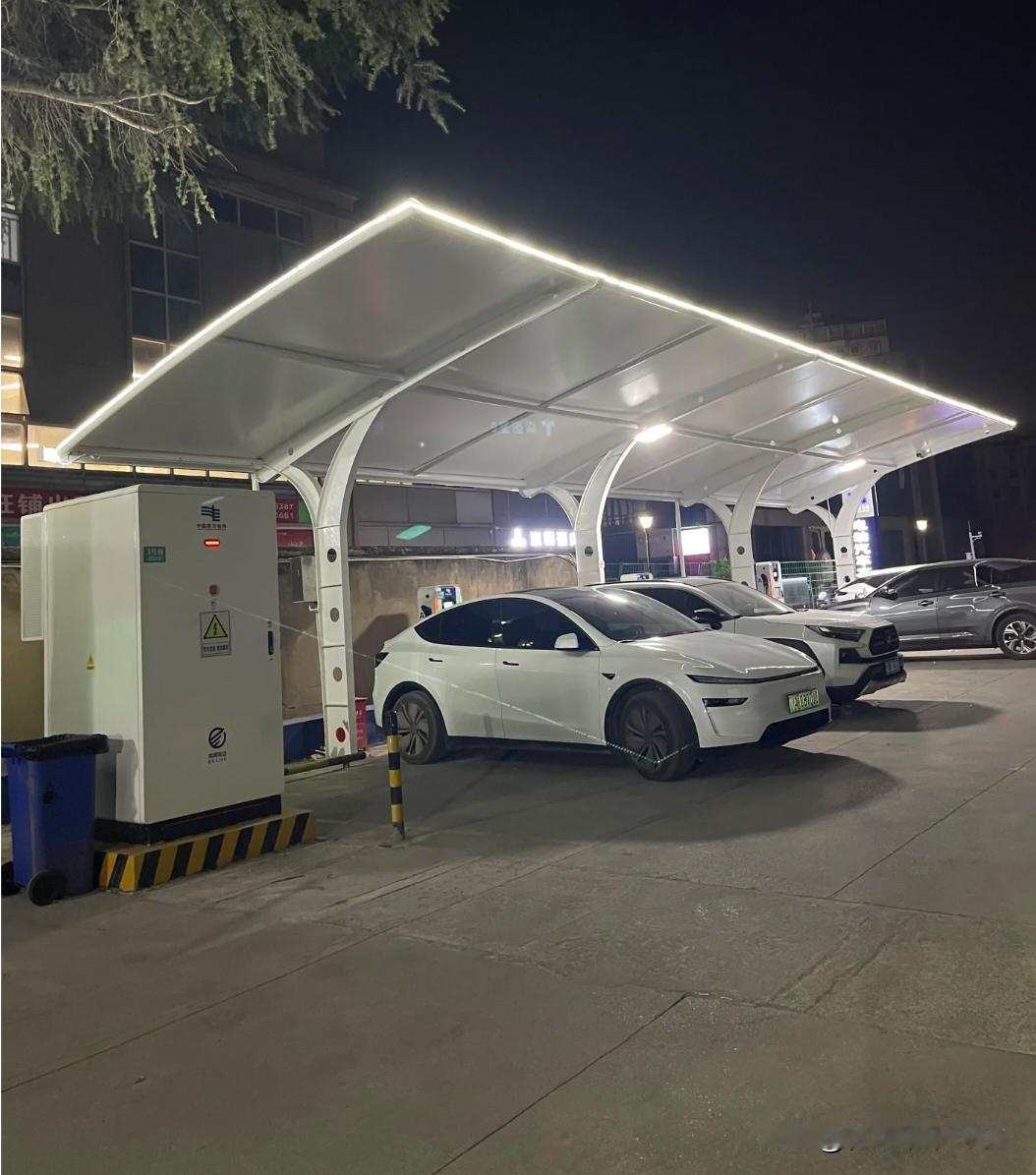 生活不止远方的苟且，该苟且还是得苟且。
按道理说电车相较油车就够便宜了，但是，开