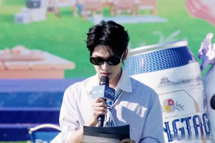 杨洋大连线下活动杨洋今天好学长好久不见的线下行程，近距离颜值真的太惊艳 