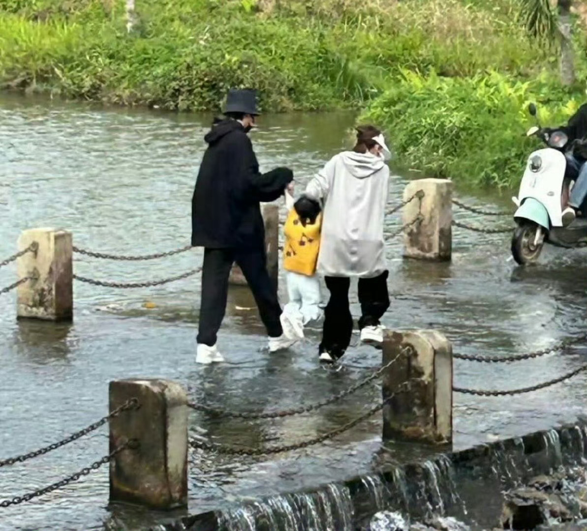 张若昀唐艺昕没有成为无聊的大人，好羡慕这样的家庭氛围啊[泪][泪] 