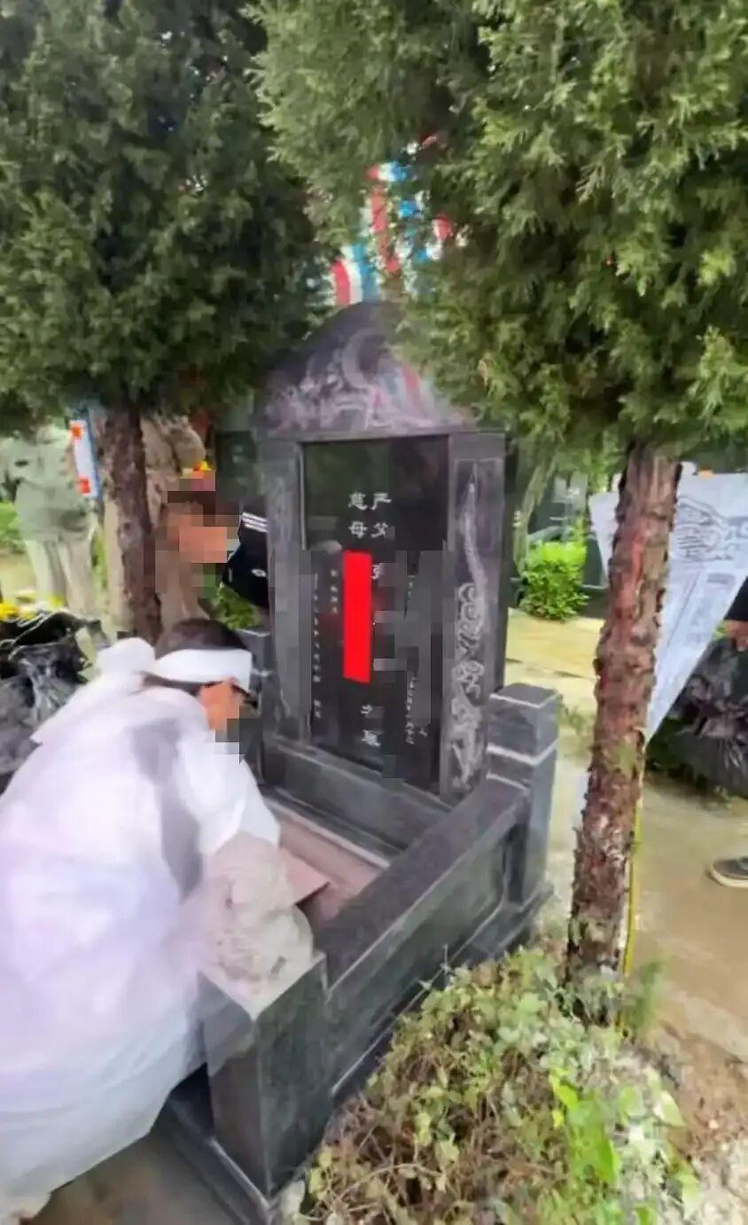 7万买相邻墓位却"分离"，墓园错刻引赔偿争议
 
陕西渭南张先生姐弟花近7万，在