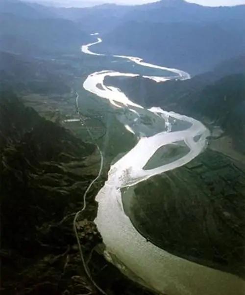 长江、黄河、珠江，这世界级大河大江，他们的源头与出海口都在我们国家境内，世界何其