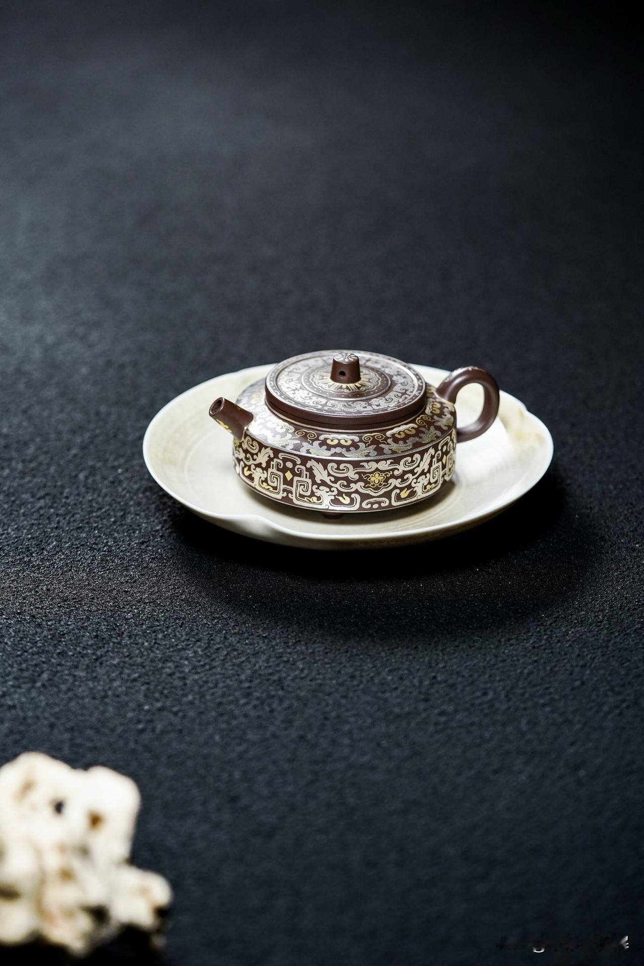 　在进行紫砂壶选购时，买壶者的出发点往往是以下这几种：一是由学习茶道出发，喝茶引