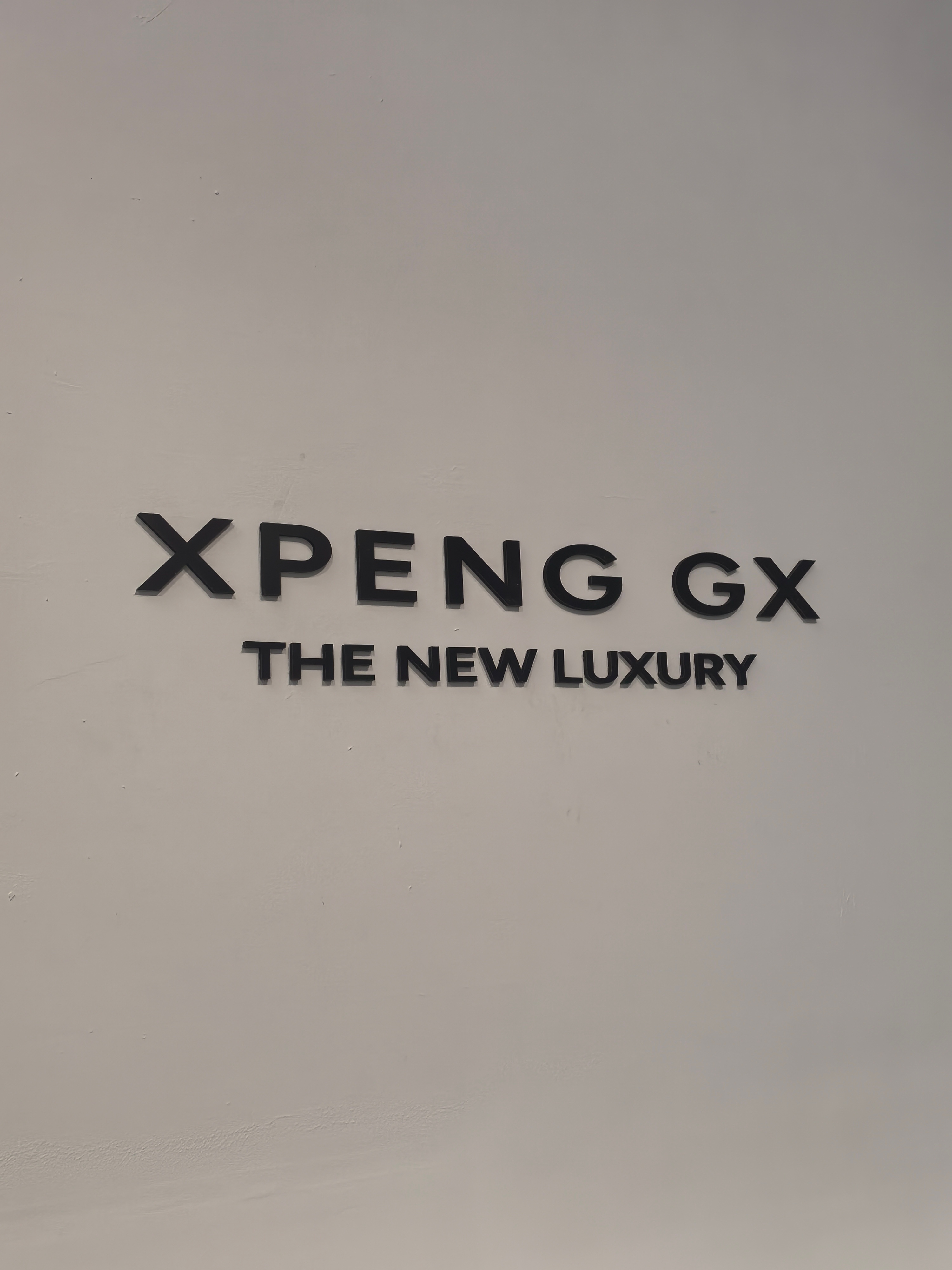 今儿来上个夜班…拍小鹏GX，现在我们自媒体行工作强度也挺高，晚上的时间都得用上。