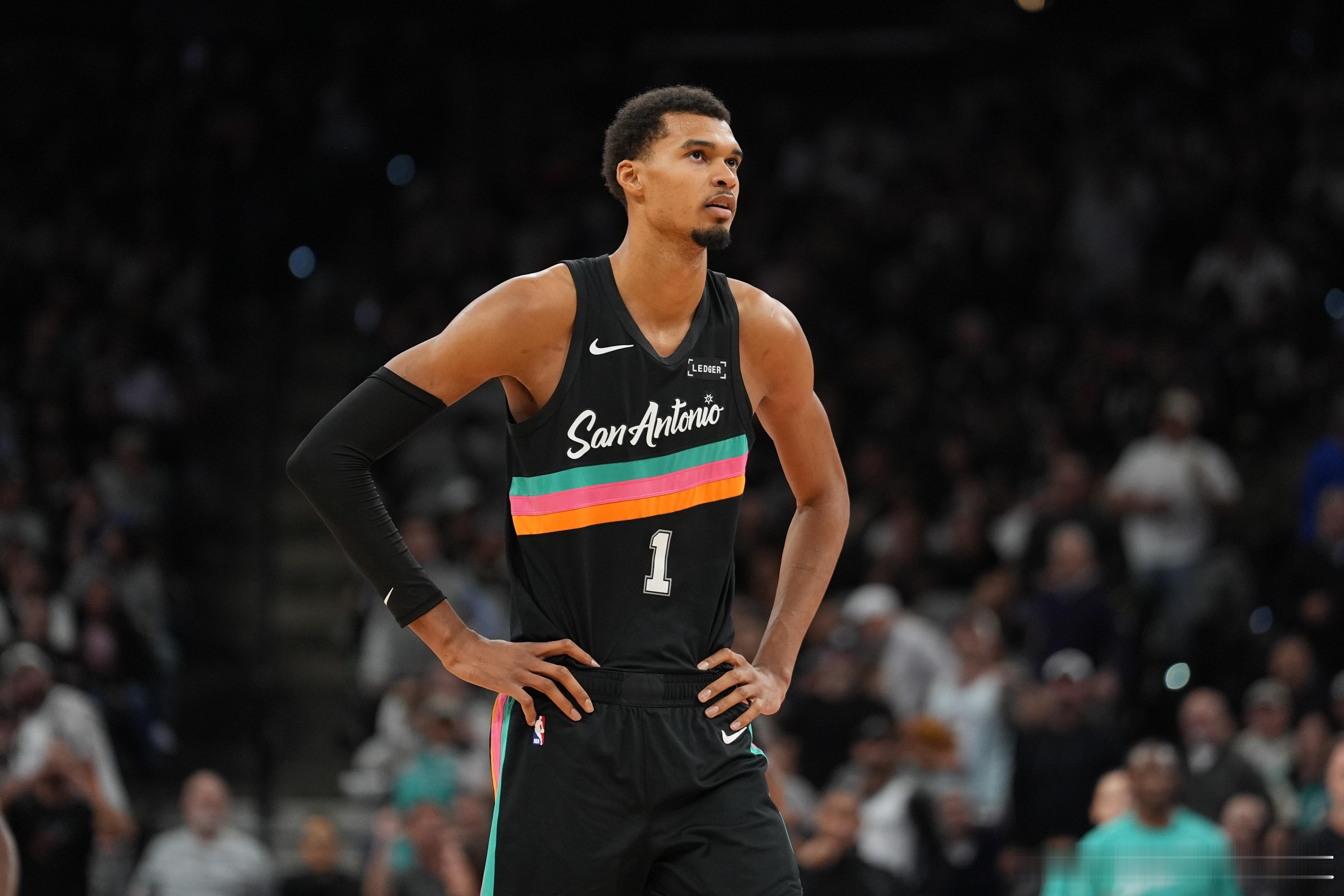 据名记Shams报道，马刺球星文班亚马遭遇左小腿拉伤，预计将缺席数周。据马刺随队