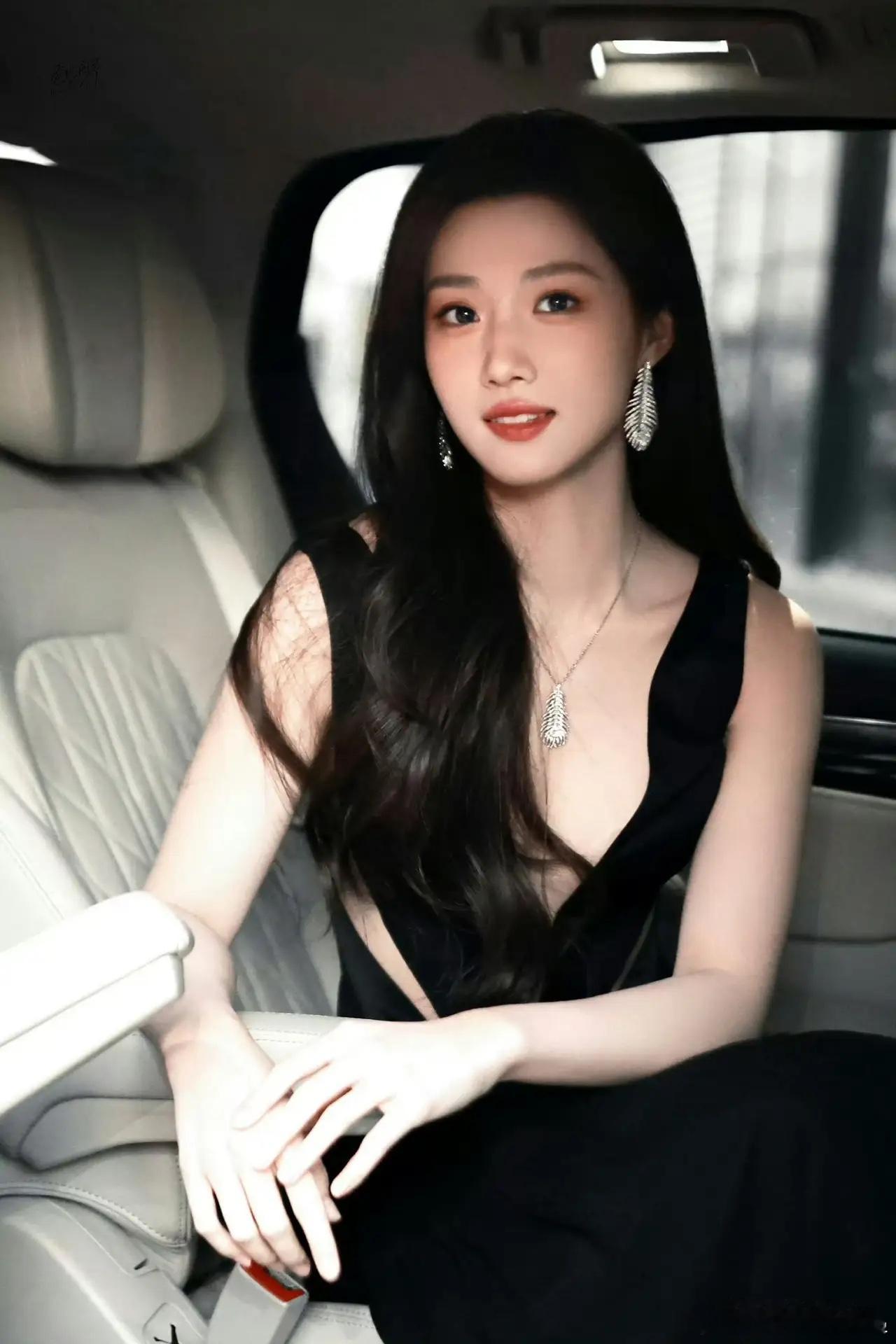还有不少朋友不认识她吧？她叫卢昱（yù）晓，一位95后小花。原本学的是服装设计，