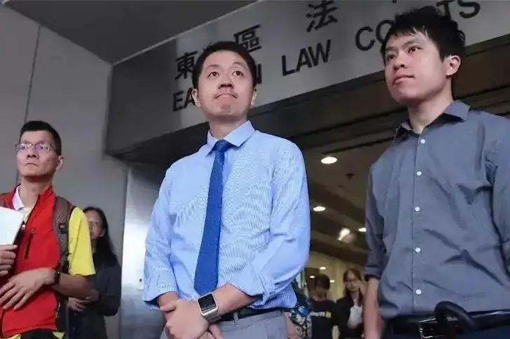 8月19日，路透社报道:“许智峰(香港前立法会议员)周一表示，已获得澳洲庇护，强