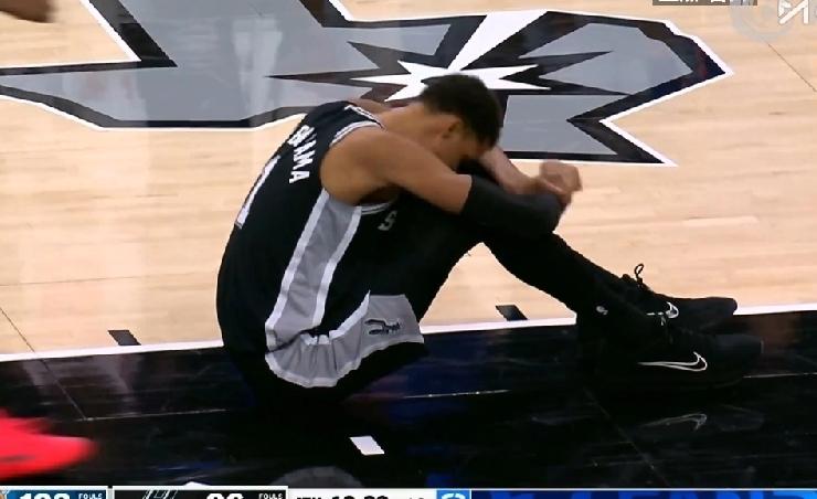 又伤一位大神！NBA马刺逆转尼克斯，文班亚马第四节刚开始伤退，数据定格在31分+