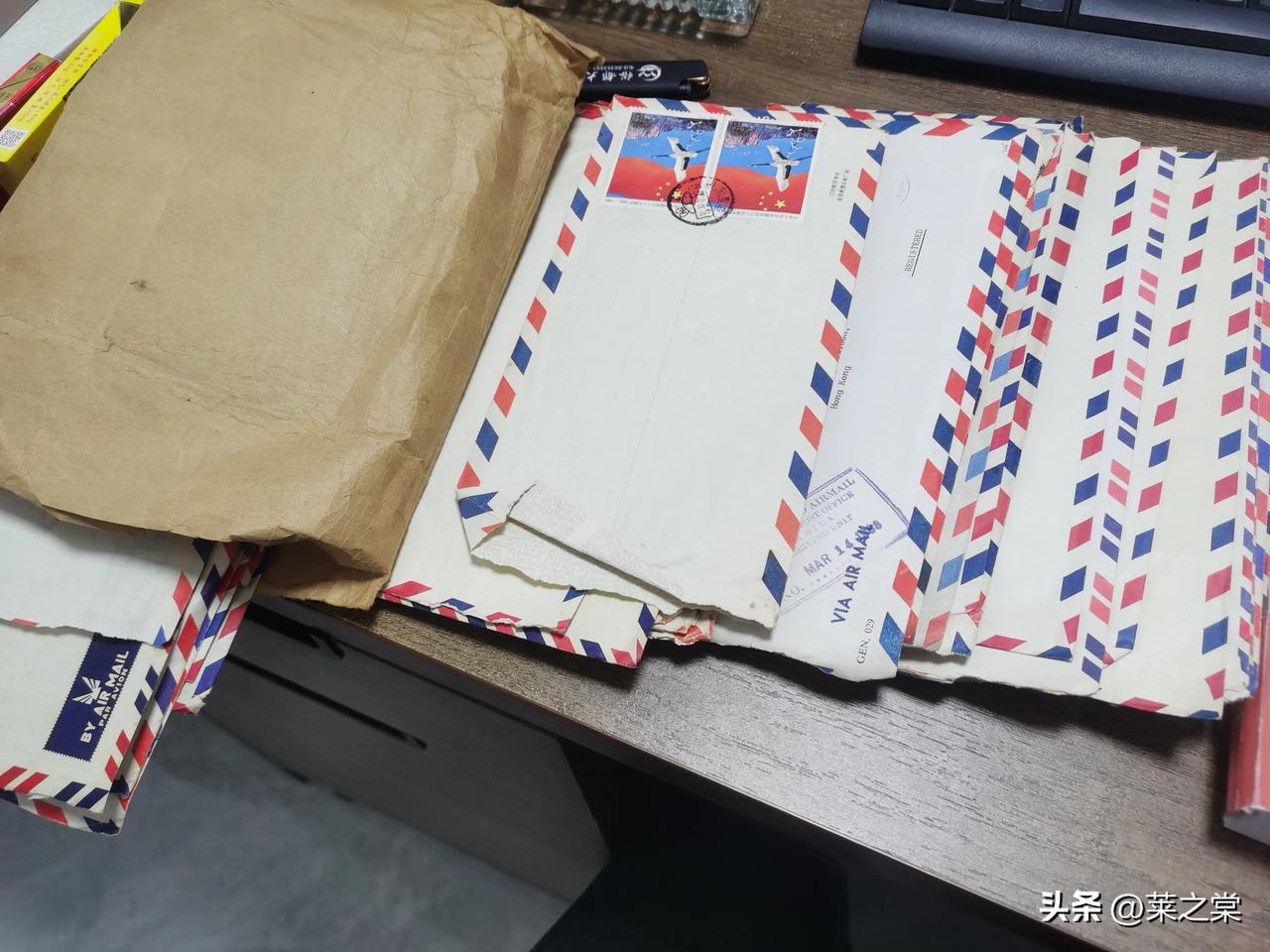 今天在看跨越半个世纪的信件，突然怀念曾经有过的写信年代。老信件中蕴含着真情，能够