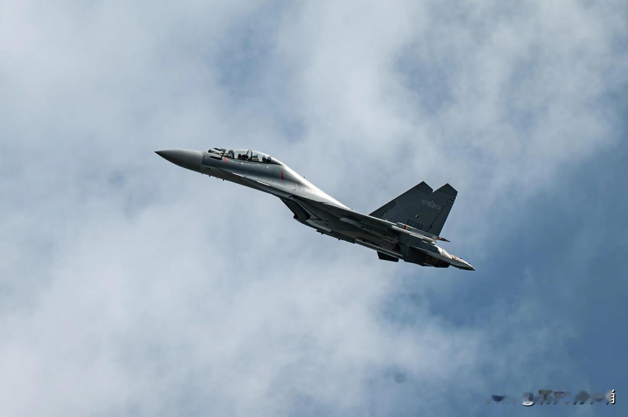 F-35战斗机的机动性整体中等偏下，其侧重多用途任务而非空战优势，推重比只有0.