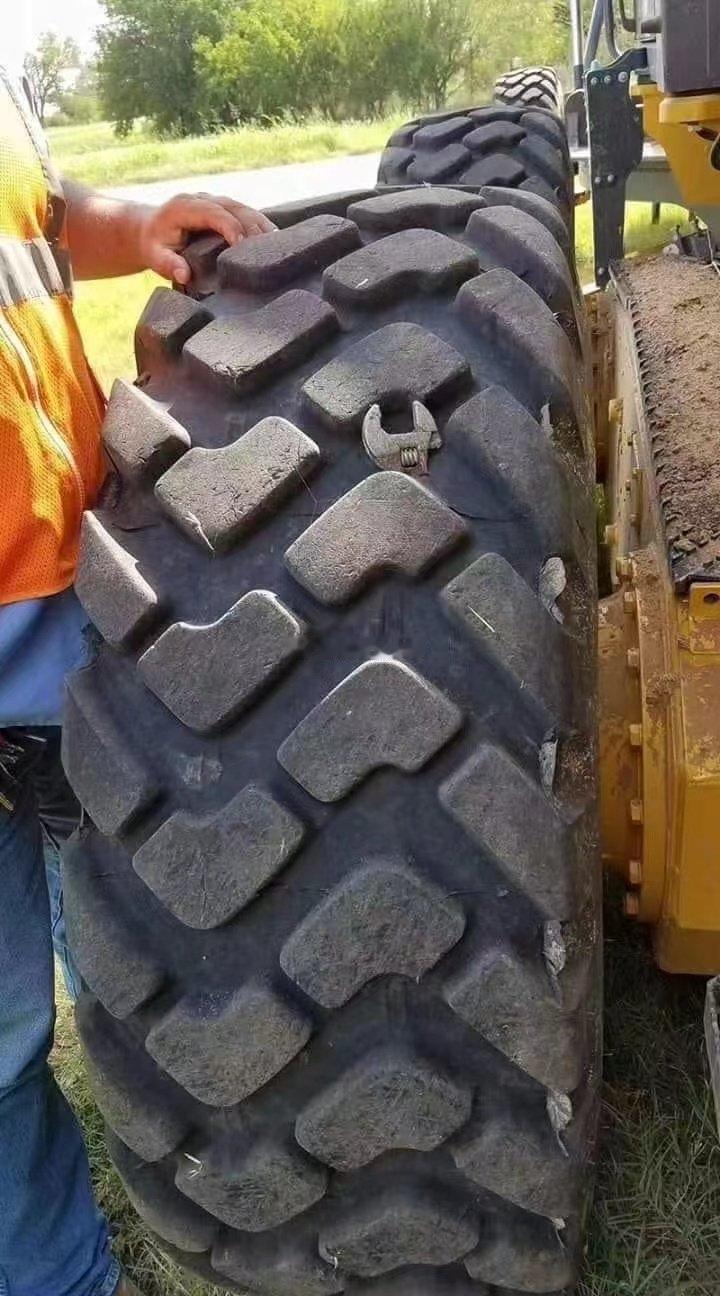 这轮胎怎么能吃了扳手呢？？？技术可以~~~