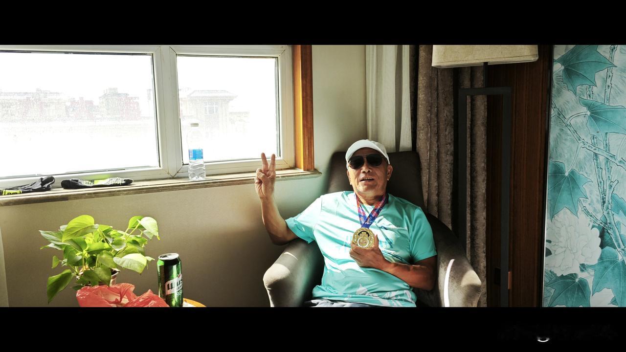 喝一瓶绿“乌苏”，庆贺完赛吉木萨尔马拉松——
 
8月16日，清晨五点便起身。简
