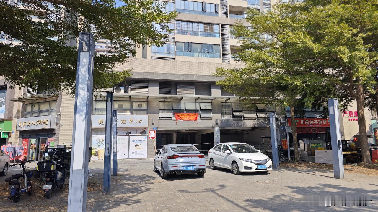 珺城继迎来肯德基和麦当劳之后，现在要迎来赵一鸣了。在幼儿园这个路口，直接打通了两