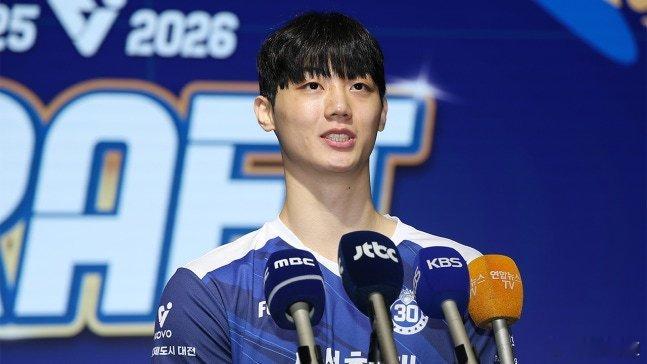 国际排坛动态韩国排球三星火灾保险已于今天帮助李宇镇完成选手注册…他的V联赛首秀在