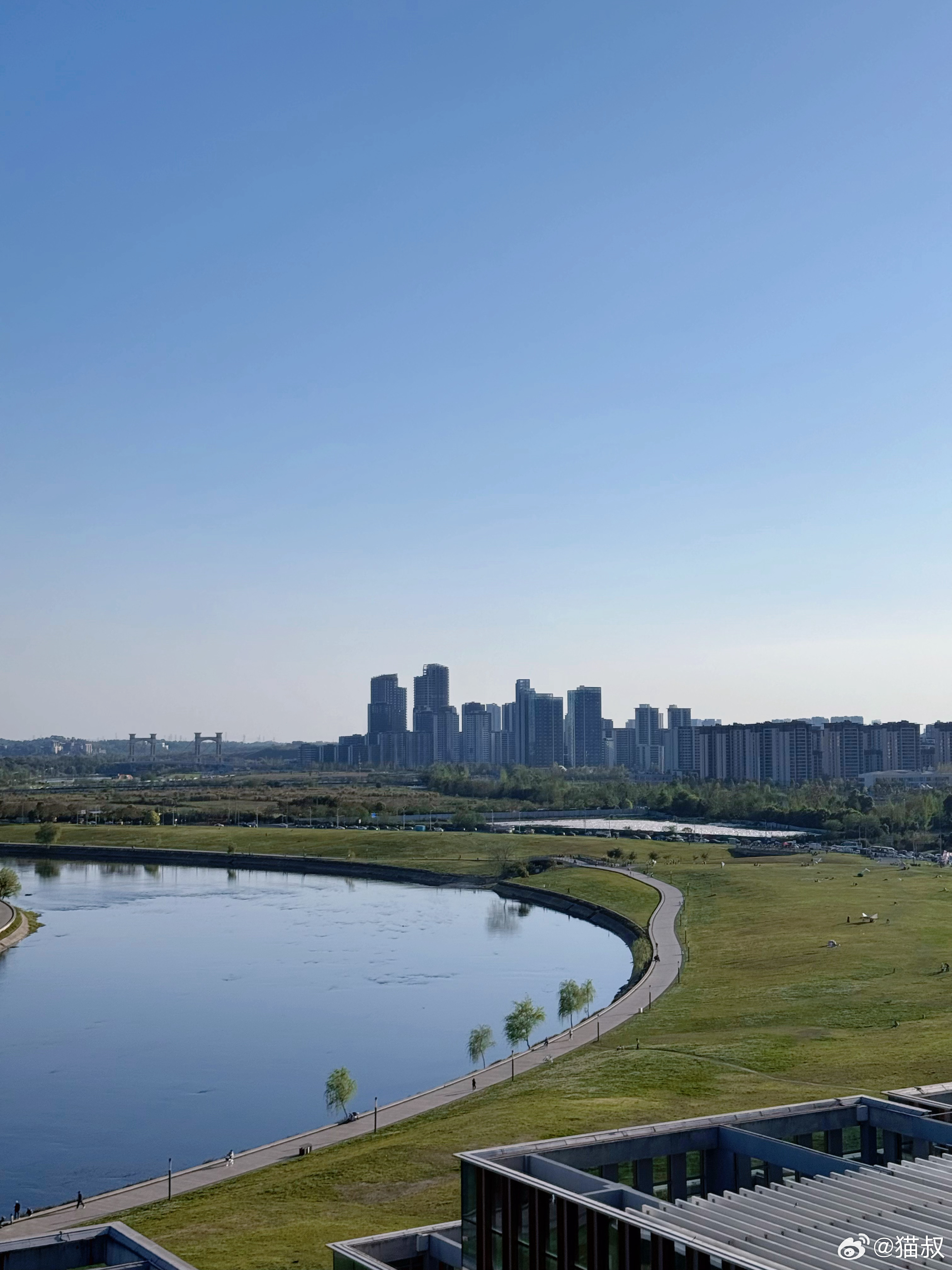 今天的天透蓝了一整天，天还没黑透，就看到了月亮。 成都·富森美·天府