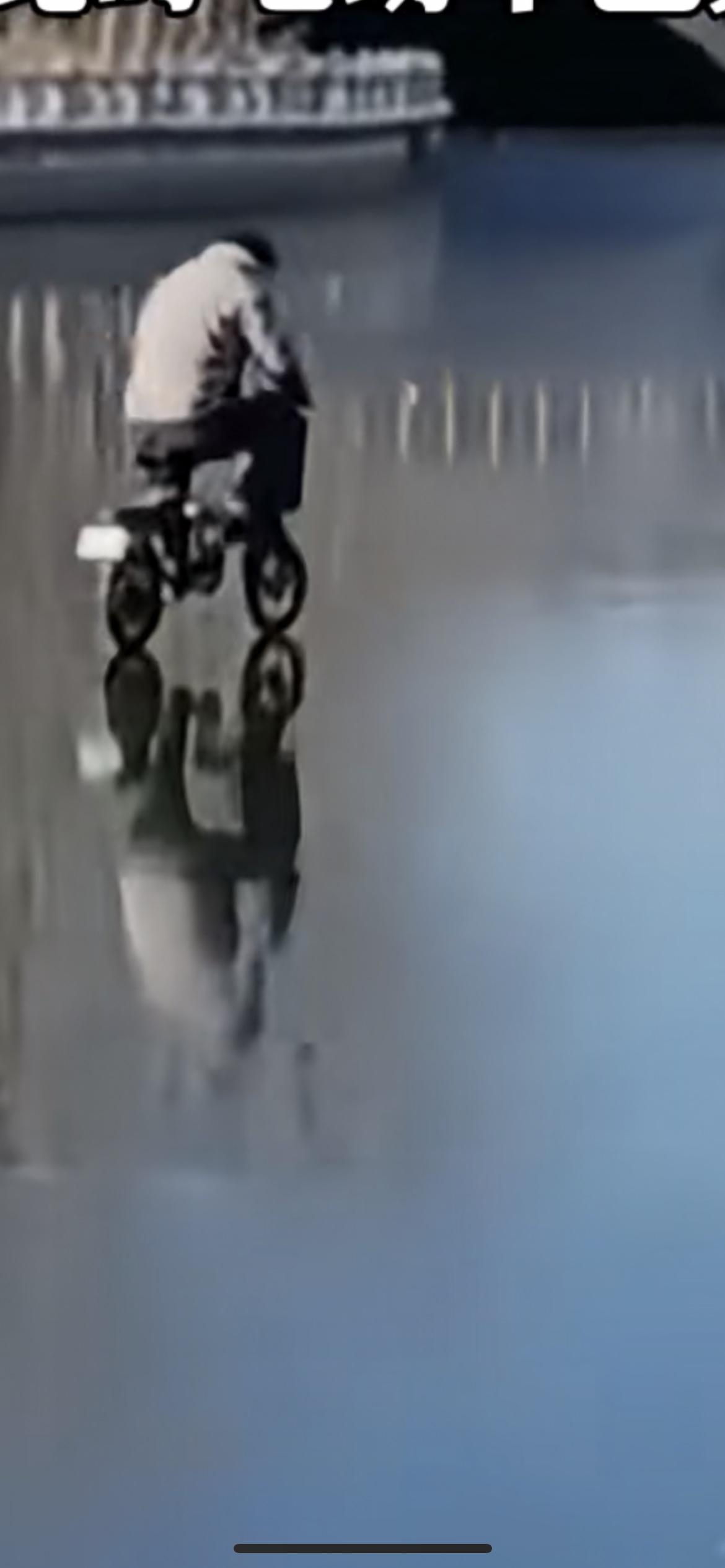 近日，宁夏石嘴山，男子骑电动车星海湖冰面玩耍，冰面突然碎裂，男子连人带车一下坠入