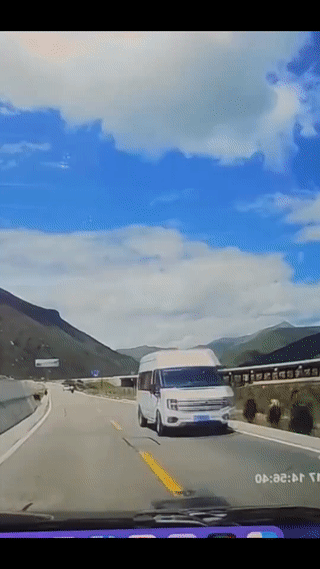 男子骑摩托进西藏。
结果在路上突然被一头牦牛给撞了一下？
导致他直接撞上了迎面驶