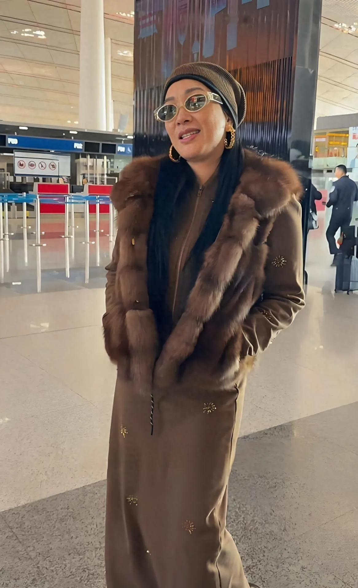 钟丽缇机场穿貂绒大衣，贵气感直接拉满！
 
钟丽缇这波机场造型太敢穿了！棕貂绒拼