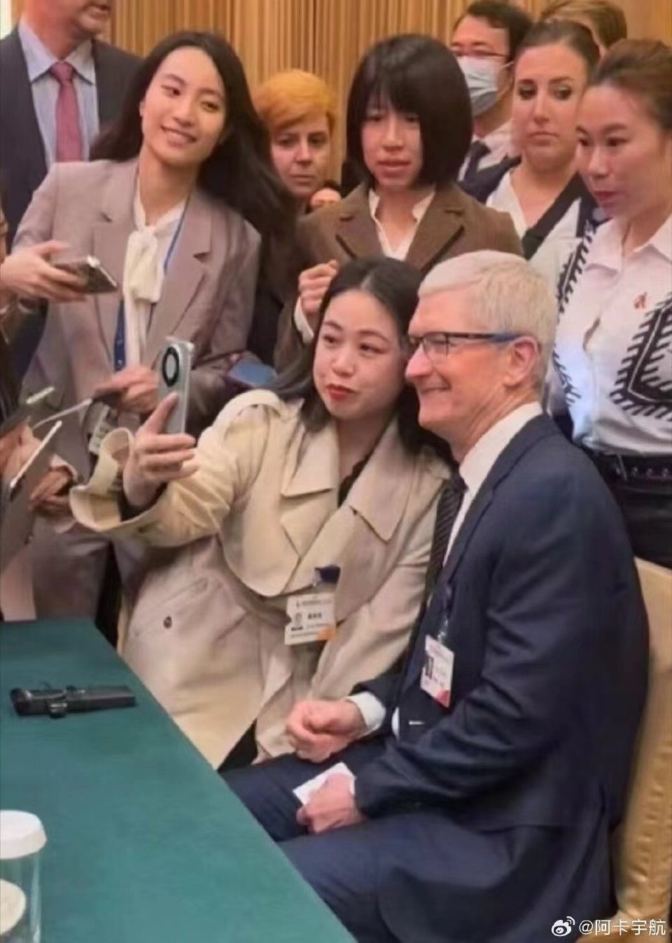 和姑娘拍照，库克笑得很亲切。 ​​​
