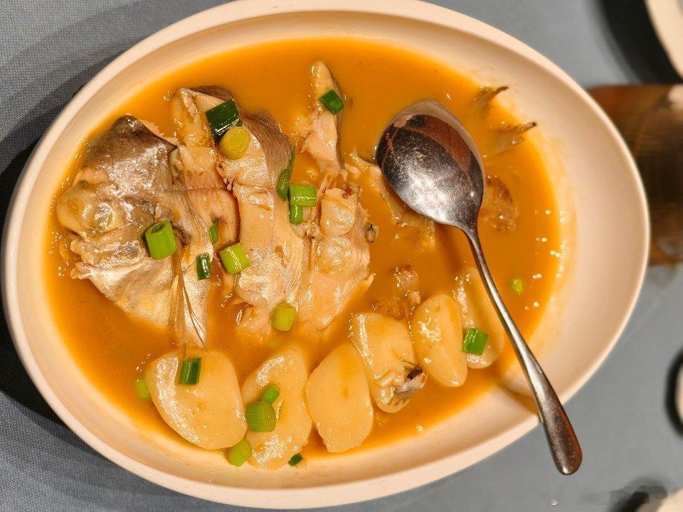 中午去了“宁海食府”，三位老人顺便车游长安街，看了天安门，大家都很开心。苹尝味道