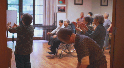 为什么老人不愿去养老院？

闺蜜的公公脑出血住院一个多月，好不容易转到康复科，可