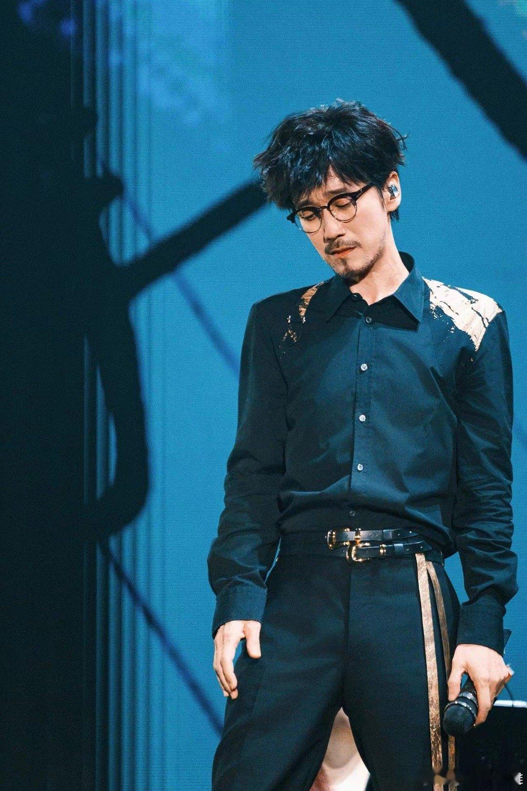 #周传雄和女儿同台演出# 不允许任何人错过周传雄深圳返场!! 哪怕不在演唱会现场
