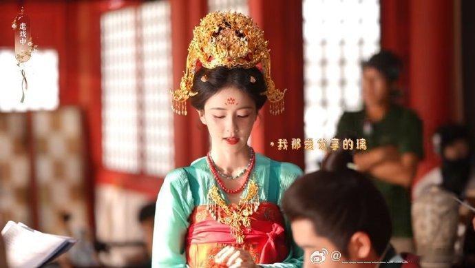 白鹿说每部戏都结婚哈哈谁家演员剧里天天当新娘啊，白鹿这 “结婚大户” 的名号跑不