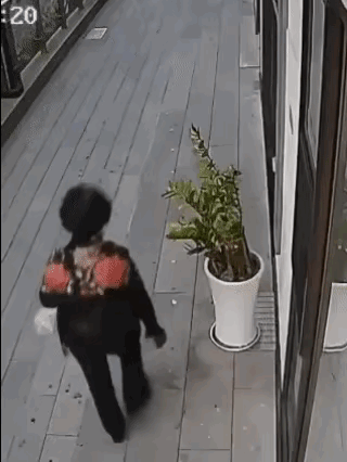 老太太本来都走出店铺范围，眼看就要回家，却突然停下脚步，特意回身一脚踹翻店家摆在