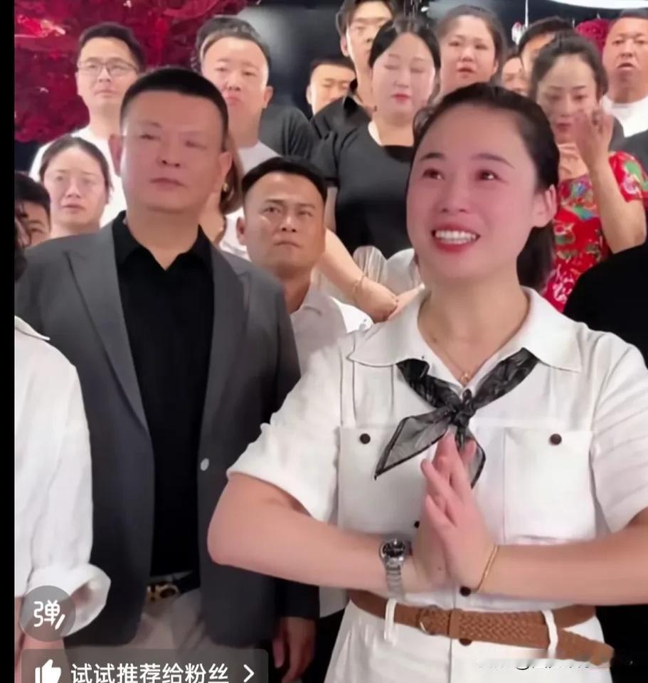 昨天李宝宝首播圆满成功，网上爆出昨天的销售额达2.6亿，那么佣金更是上千万了。