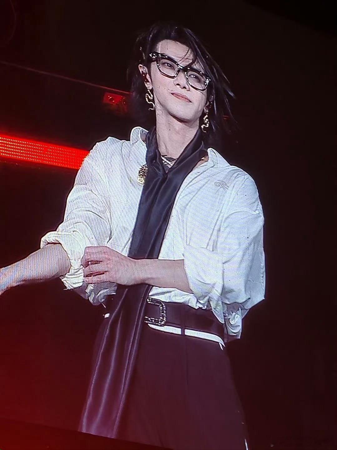 华晨宇 满分斯文败类 华晨宇，你是“满分斯文败类”的具象，颜值不过是你魅力星河里