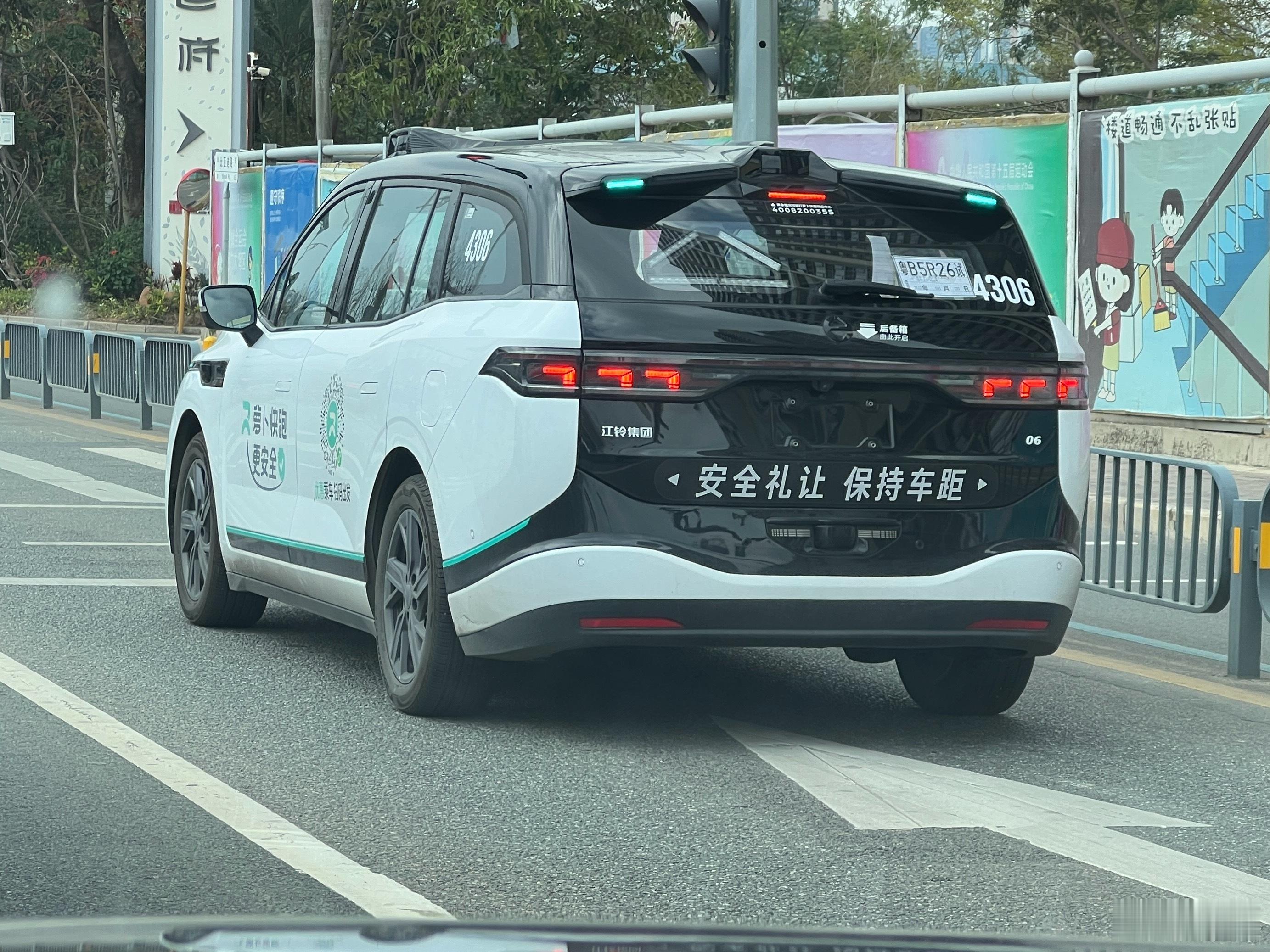 没有驾驶员，加上面包车造型车内的空间应该巨大无比！有坐过的小伙伴吗？ 