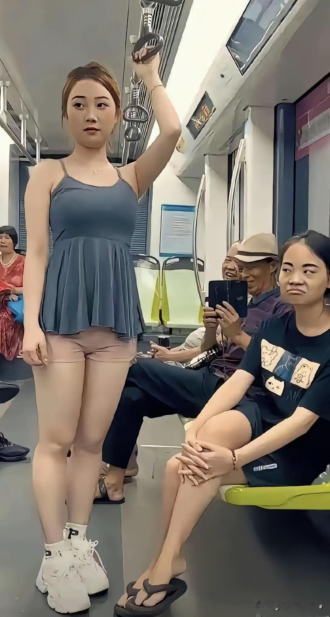 《眼神》

地铁上的女孩时尚，穿成这样似乎不太得体，敢出来乘公共交通，说明是开放
