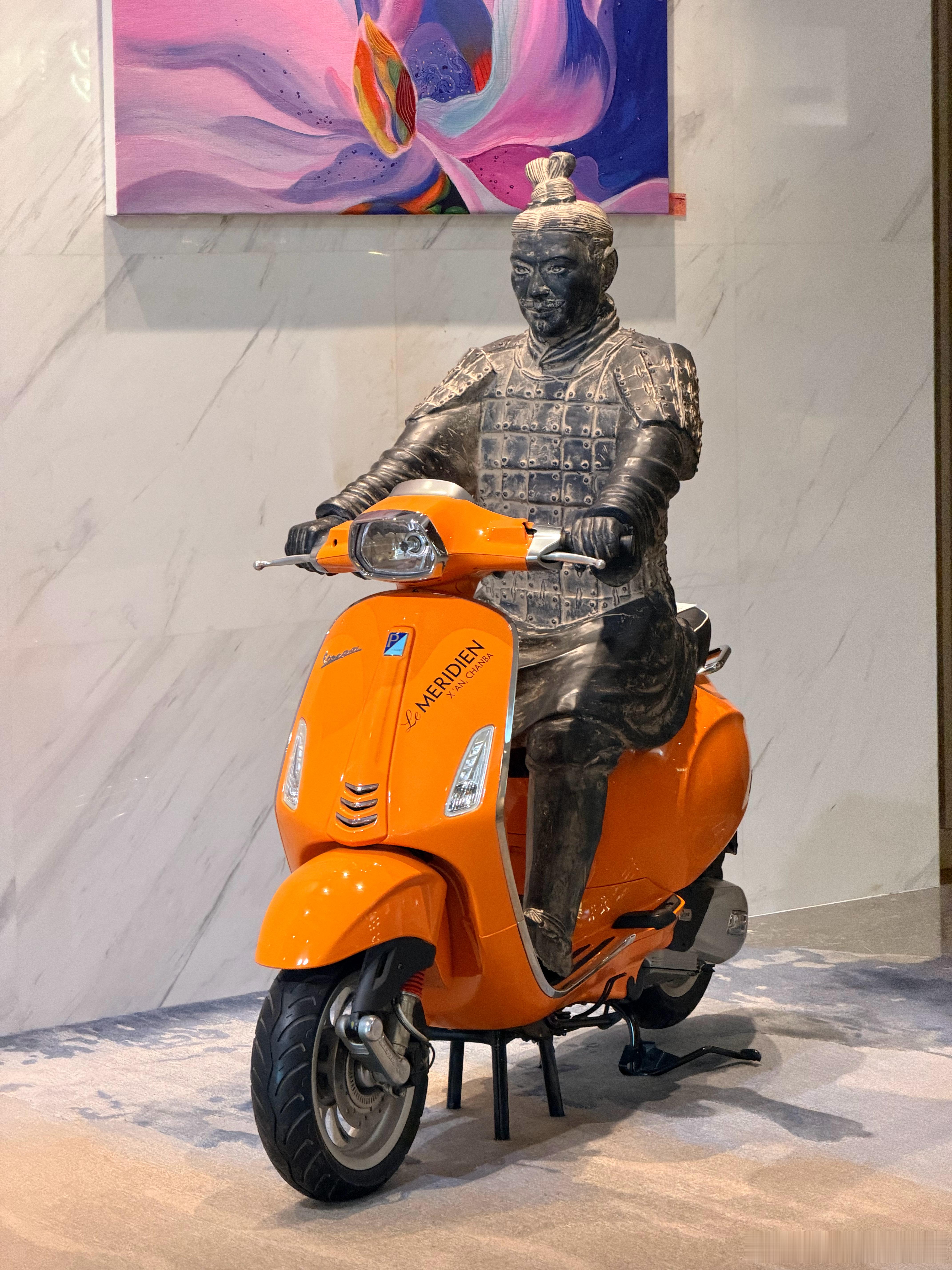 西安艾美酒店这个兵马俑骑Vespa的造型太好玩了 西安·西安浐灞艾美酒店