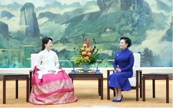 这画面太美了，尽显东方女性之美
两位女性艺术家：歌唱家，钢琴家
两位杰出的女性，