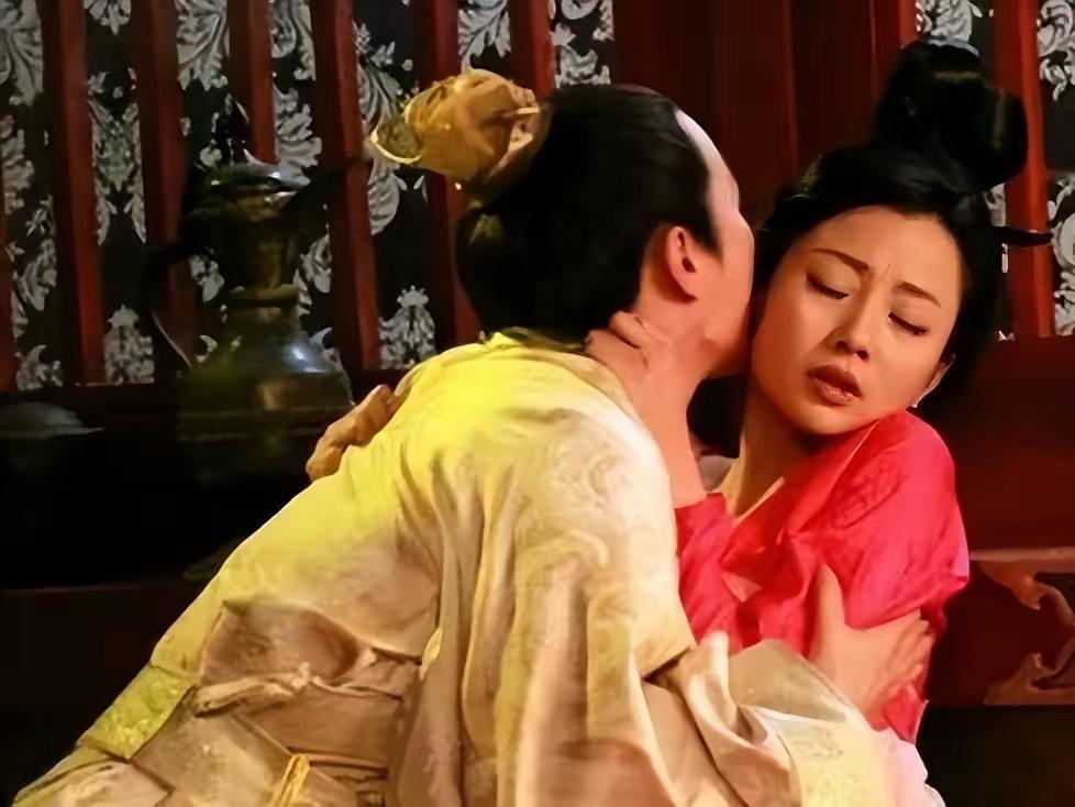 18岁的卞皇后刚回味完昨夜温存，宫女就冲进来报告皇帝要亲征司马昭。
她十七岁进府