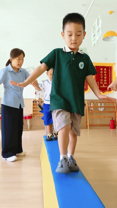 全家都担心两岁半宝宝入园不适应……
 
本来全家都忐忑，觉得二岁半娃年纪太小，上