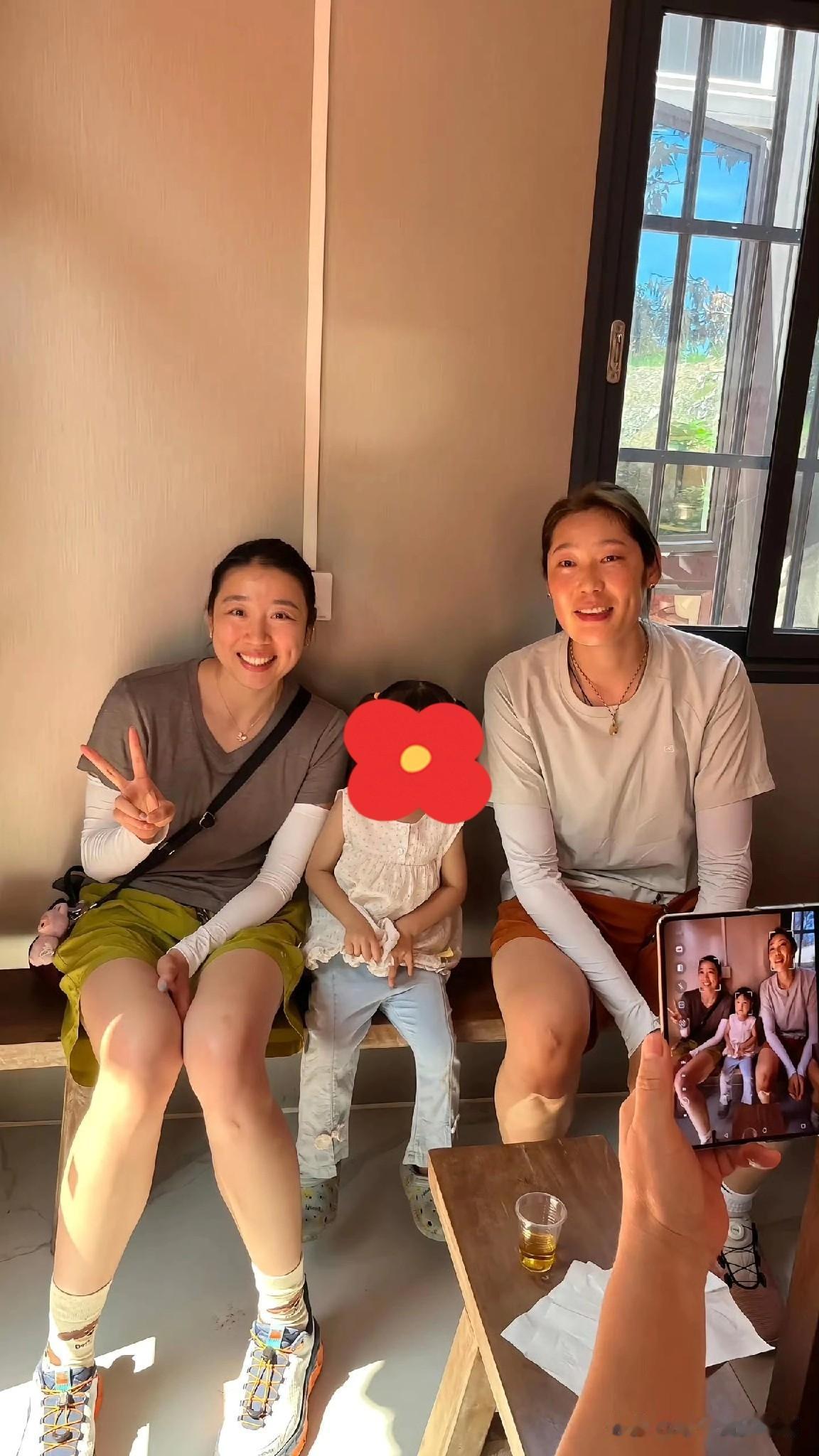 5月27日，朱婷和姚迪在广东参加活动的新鲜照出炉。现场摘荔枝、吃水果、合种同心树