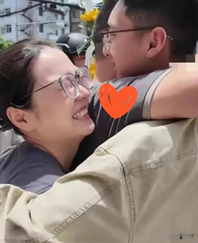 广元，有个男生刚走出考场，
哥嫂就迎了上来，给了他一个大大的拥抱。嫂子笑着说：“