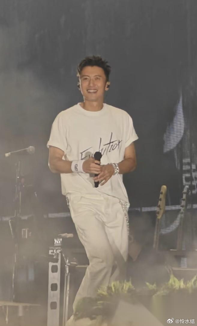 不知道大家发现没有， 谢霆锋开演唱会， 有一个最大的问题，那就是 造型很简单 现