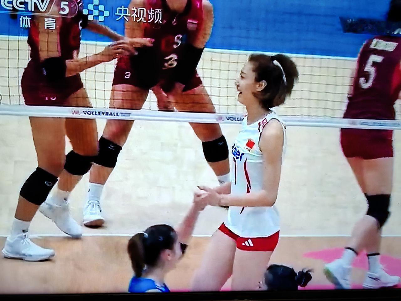 2026年女排世联赛南京站的比赛，中国女排对阵泰国女排，第一局中国女排25：14