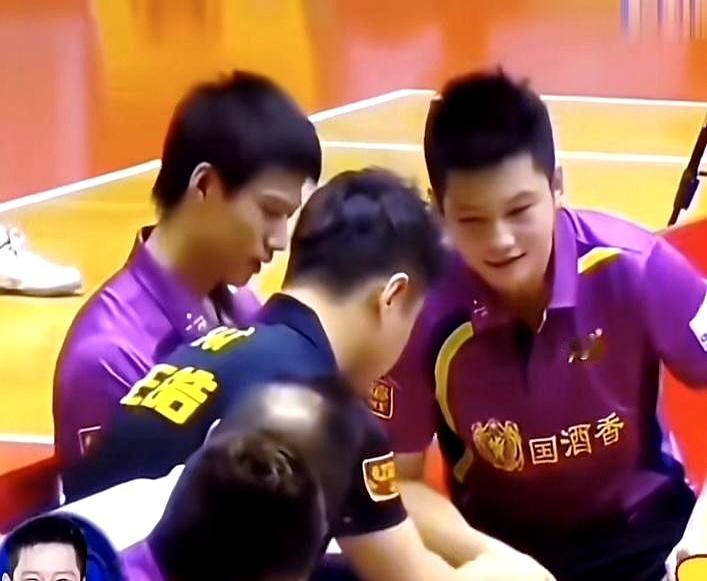 樊振东当众伸手摸王皓的头，就为一坨发蜡。
 
王皓正坐着，小胖一个箭步就凑上去，