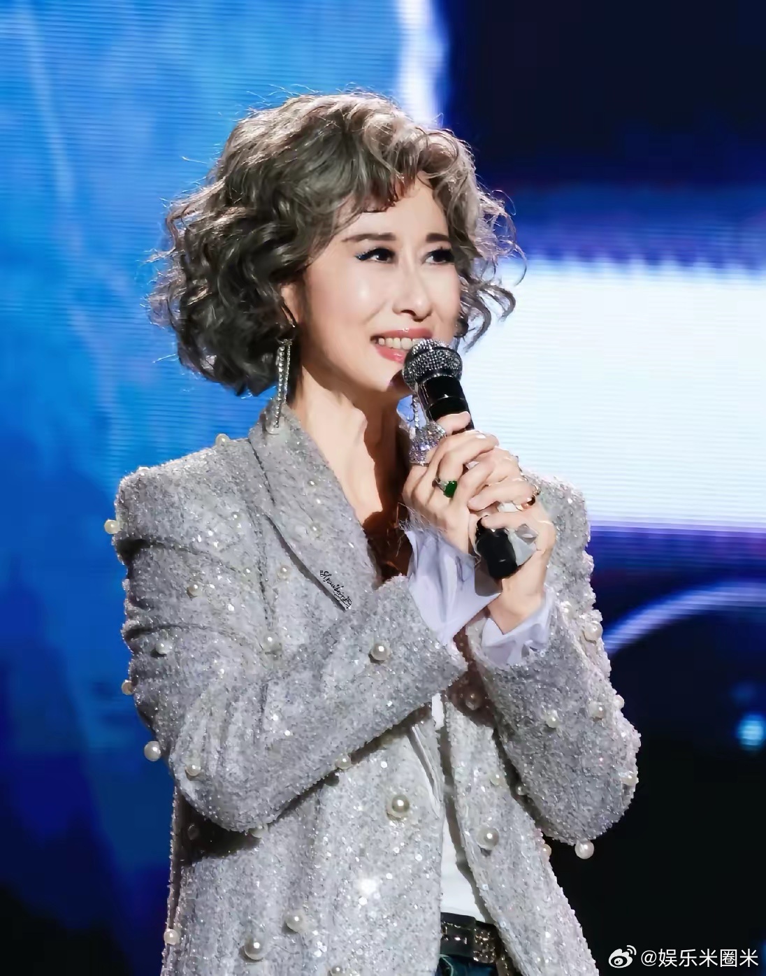 大家有没有发现，叶倩文和林子祥开演唱会，喘气、行动迟缓、耳背，这些老年人的变化在