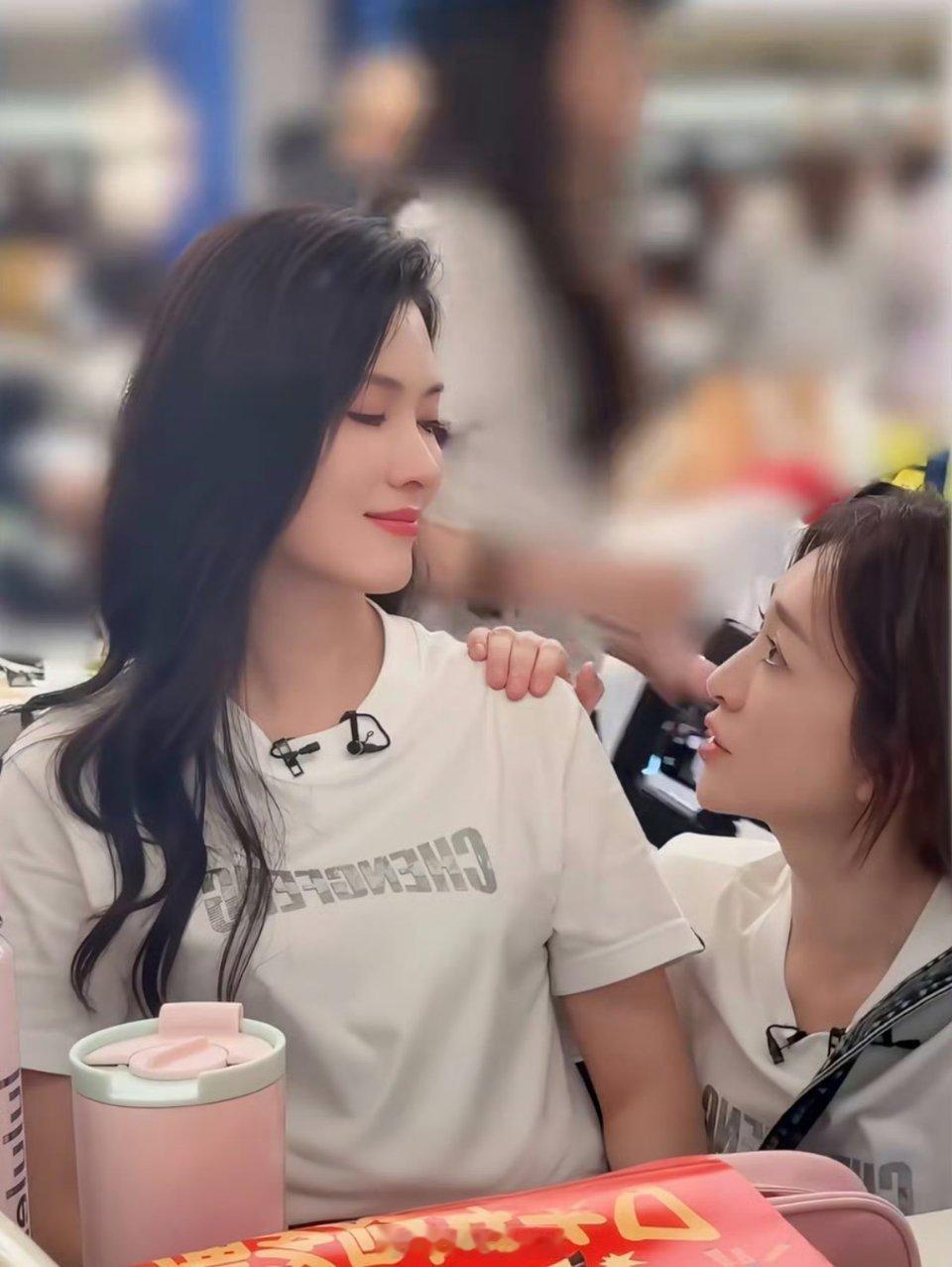 徐洁儿徐洁儿发合照徐洁儿顶级过肺难怪浪姐一众姐姐都偏爱黏着徐洁儿，翻看九宫格合照