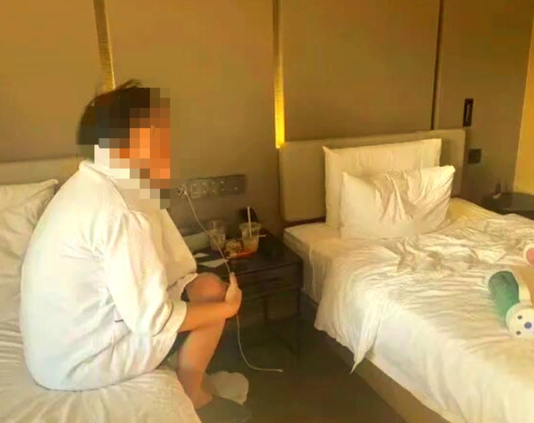 湖北黄冈，两男两女到酒店里开房，进屋后就开始瞎折腾，还疯狂的放音乐，几个人在屋内