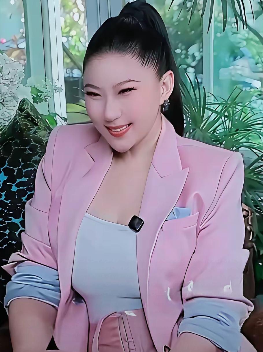 41岁的她皮肤白皙丰腴健硕，人高马大身材曲线不言而喻，自从退出娱乐圈后，至今婚姻