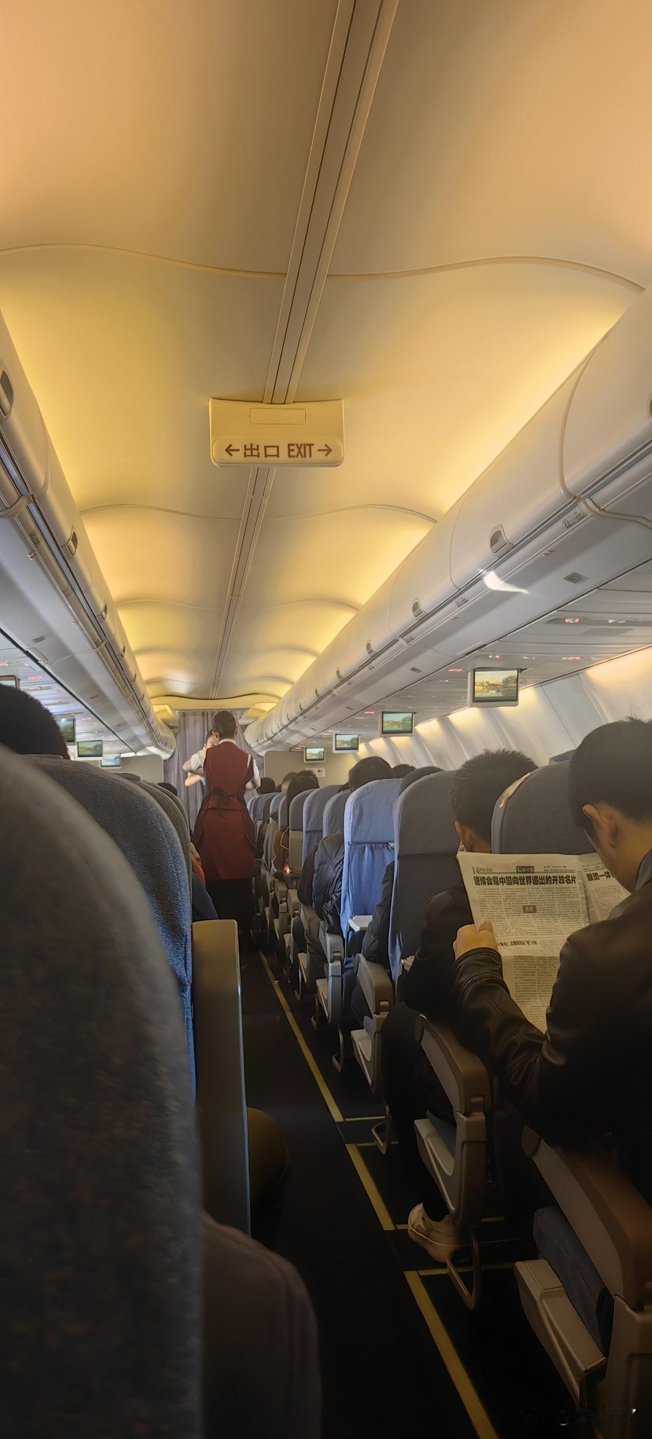 如果说高铁现在还可以学习飞机的地方，那就是将座位改成每排6个位置。飞机都是一排为