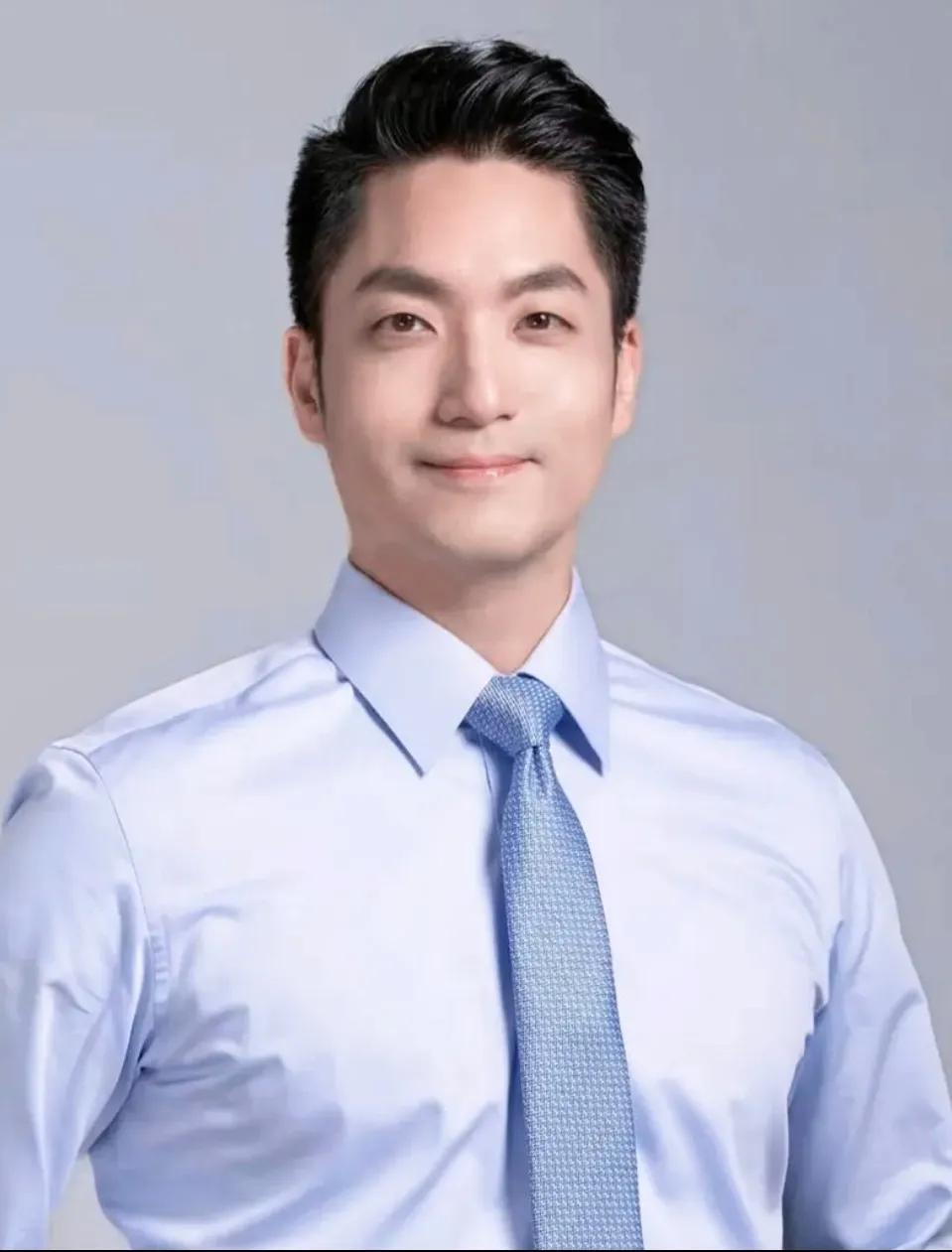 
          现在大家都管他叫蒋万安，觉得他是蒋家第三代的门面，但你要