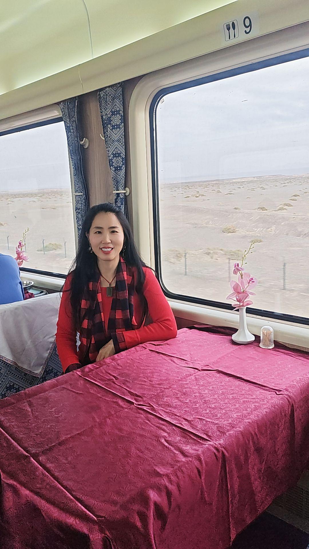 ：打算坐新疆旅游专列出行的朋友，可以好好看看我这组实拍照片！专列上四人包厢、观景