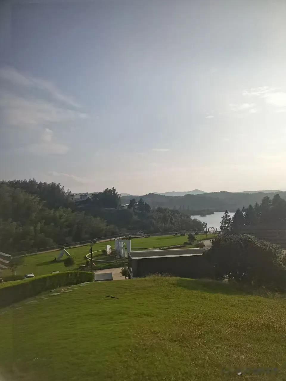 国庆节假期第一天！
今天去了个超美的地方！站在草地上，一眼望去，蓝天飘着几朵云，