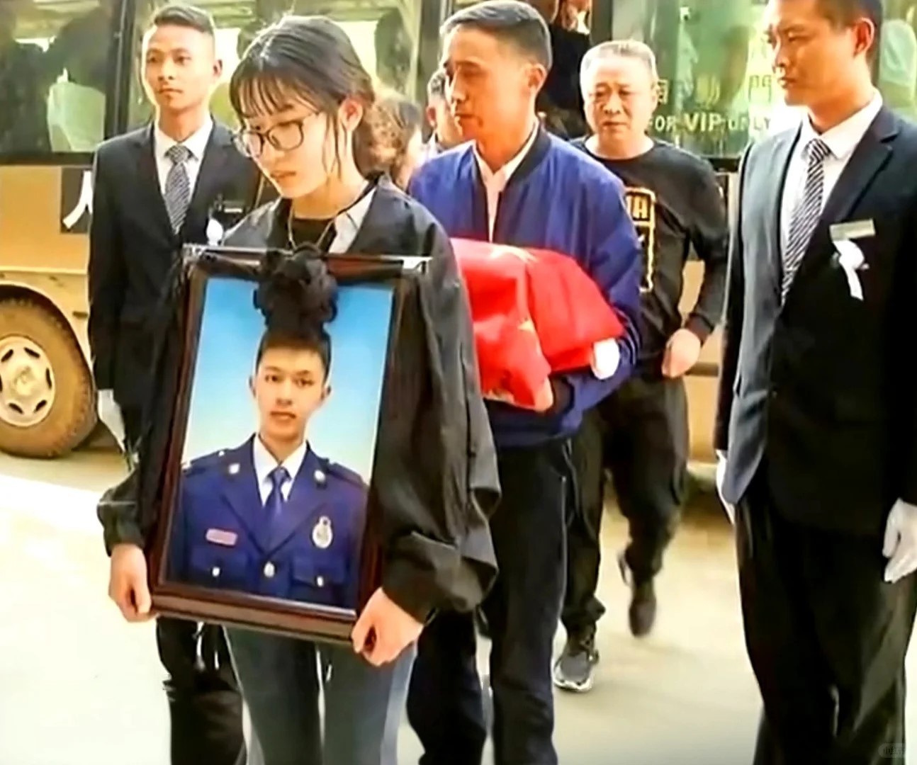 我要是穿着军装回来，就娶你！ 24岁的凉山救火英雄代晋恺，曾对女朋友说：“我要是